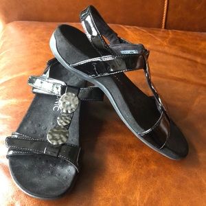 Bionic black sandals